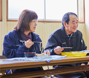 女性社員と男性社員